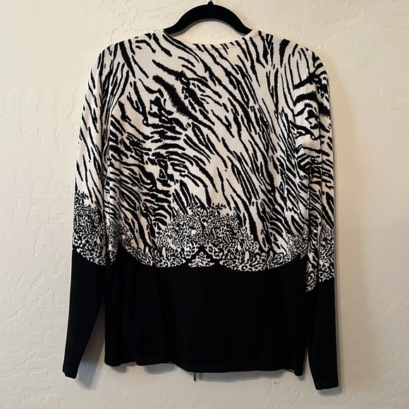 Pierre New York Sz Large. Zebra print sweater. Zip front. - Picture 4 of 7